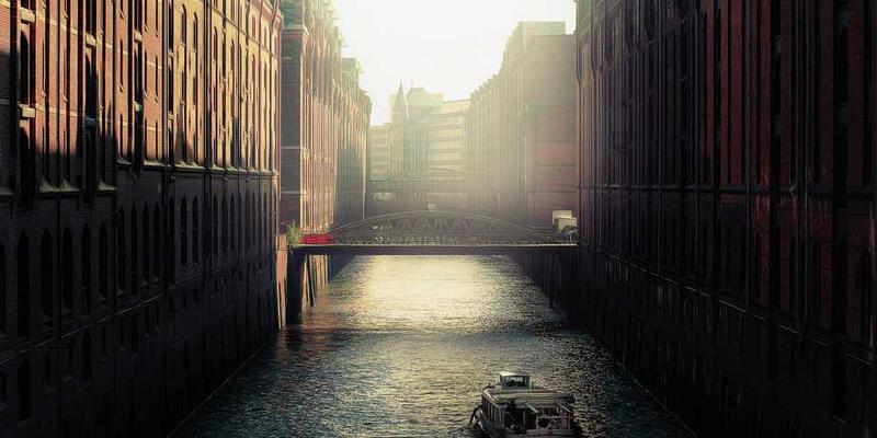 为一段数字代码（或一段文字）赋予颜色和纹理，制作成“可感知的”艺术挂毯