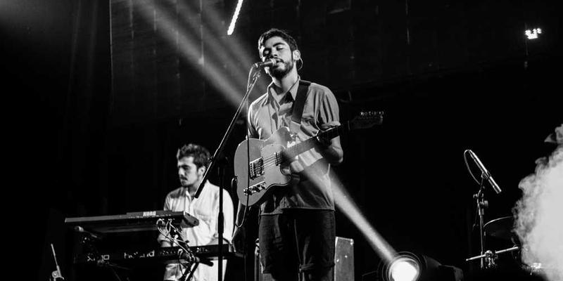 一张简洁的柱状图，显示不同年份的销售额，标题为“年度销售额趋势分析”，横轴为年份，纵轴为销售额，不同颜色的柱子代表不同产品线