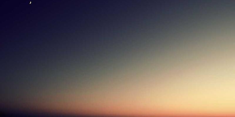 女性进行力量训练的画面，展现积极、自信的形象