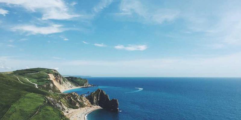 冬日窗上的冰花，脉络清晰，晶莹剔透，寓意着生命与科学的对话