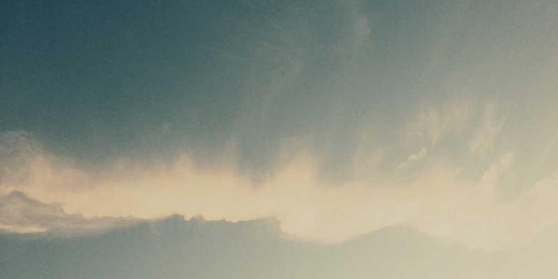 调整屏幕亮度和距离，避免眼睛过度用力