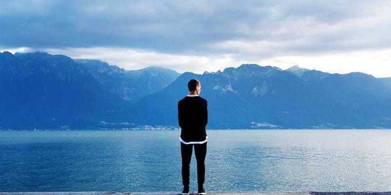 一个崭新的塑料袋在超市货架上的特写