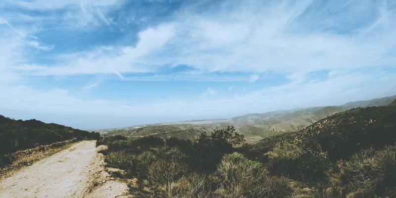 一座博物馆外观，展示着古老建筑与现代科技的结合，寓意着“信息遗迹”博物馆的使命与愿景