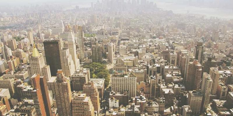 CBA球员在热身赛中激烈对抗，汗水与激情并存