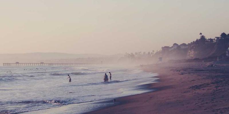 一个人在花园里堆肥，象征着将碎片信息转化为知识的过程