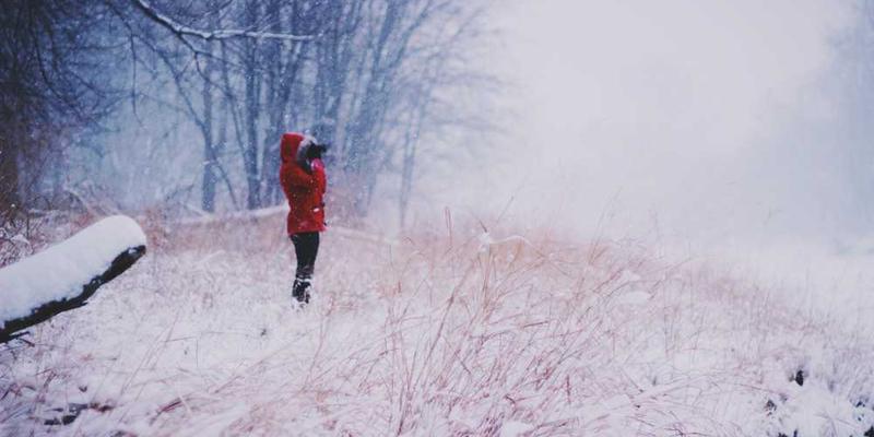 一位观众在电影院中，眼神迷离，表情略显空虚，背景为正在放映的电影屏幕