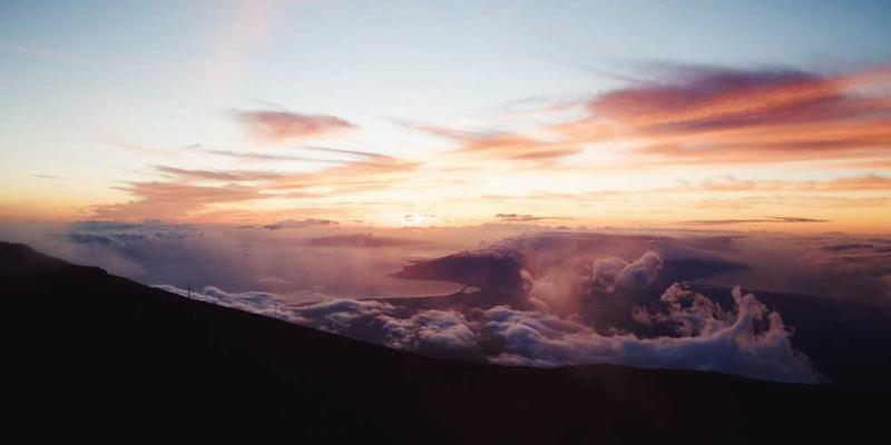 说明：一张黑白手机屏幕，背景为宁静的书籍和咖啡，寓意信息摄入的转变与宁静的阅读体验。