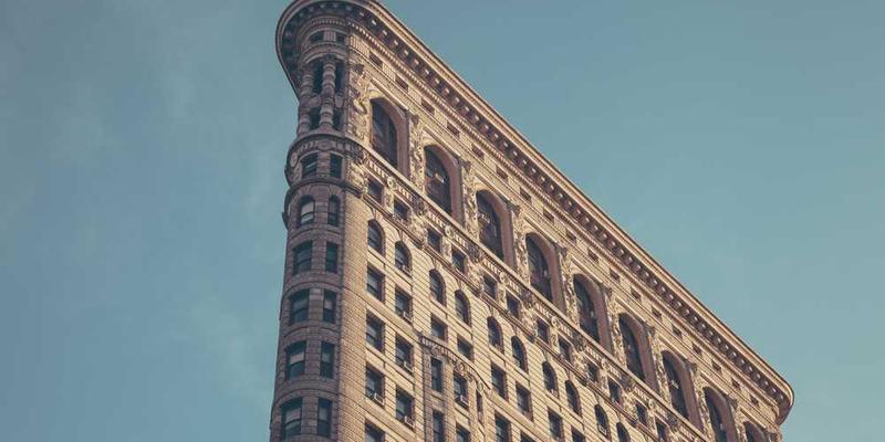 一张高清的指甲特写，展示指甲生长边缘的细微弧度与纹理，背景为柔和的自然光线，增添一种静谧的美感