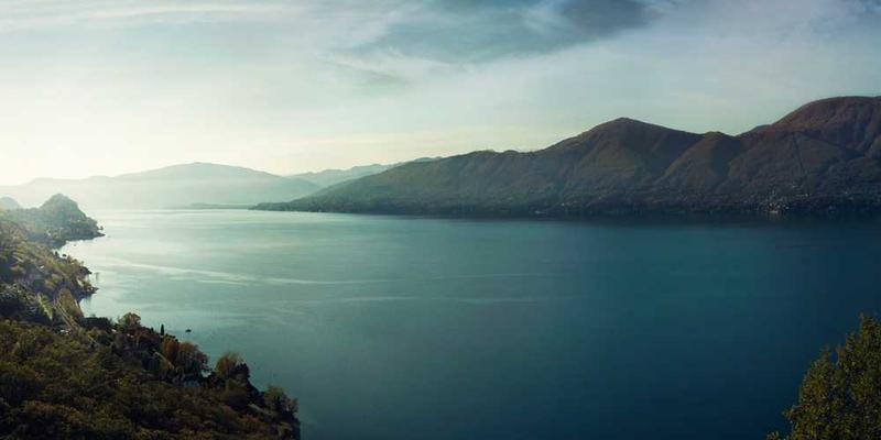 一张展示社交亲密度等高线图的示意图，横坐标为地域距离，纵坐标为时间距离，上方标注不同人际关系类型对应的等高线及等级，如家庭关系对应紧密等级的等高线，朋友关系对应较疏远等级的等高线等。