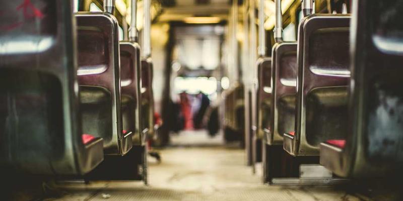 一张你参加摄影活动的照片，说明：用镜头记录生活