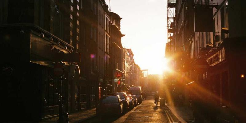 海洋中的沙粒，逐渐形成一块普通的石头