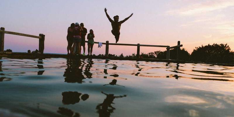 分析锅底一小块顽固油渍，在多种清洁剂作用下的抵抗与消亡史