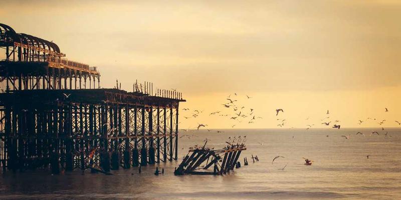 握手场景，背景为商务场合